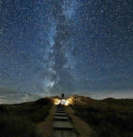 摄影师拍到通往银河系的星路。